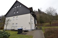 Vermietung 2 Zimmer Suhl Ortsteil Albrechts Dachgeschoss Zugang zum Hauseingang
